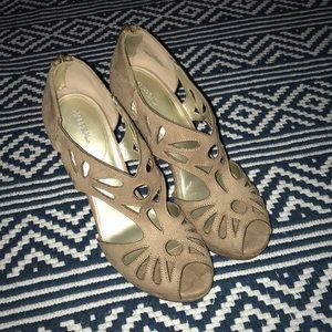 Size 8 XAPPEAL tan suede zip up HIGHNESS